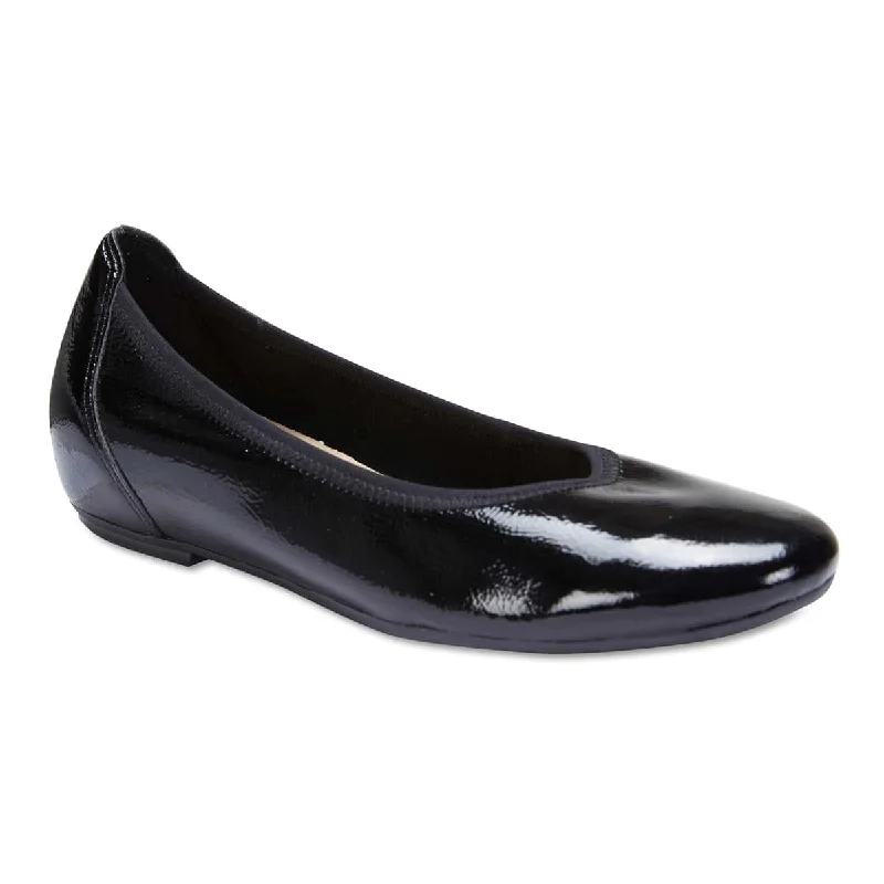 Pamper Flat in Black Patent